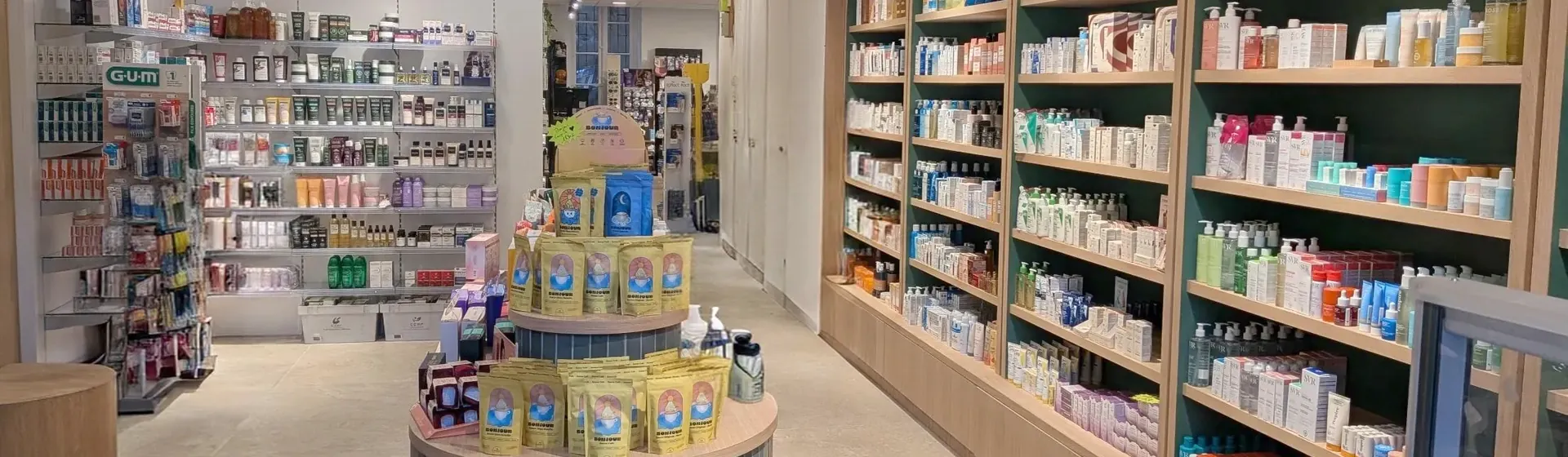 L'allée de la Pharmacie 171 : à droite les étagères en arche de la dermo-cosmétique, à gauche les rayons d'hygiène